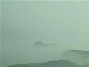 大雾中的航船