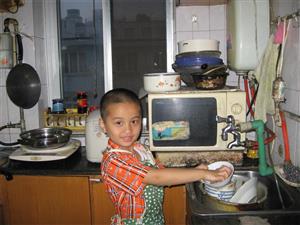 洗碗的小男孩