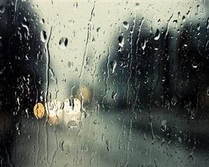 雨打玻璃