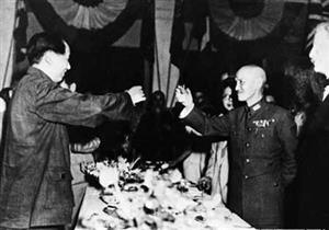 毛泽东与蒋介石在宴会上频频举杯相互致意
