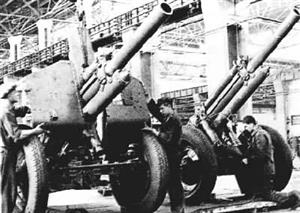卫国战争时期乌拉尔某工厂装配线上的榴弹炮