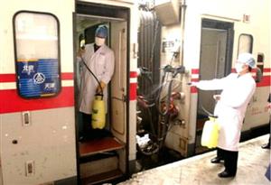 非典期间医务人员对火车车厢喷洒消毒药水