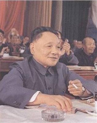 1975年邓小平主持中央日常工作