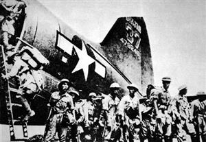 美国军用飞机空运国民党军队到内战前线