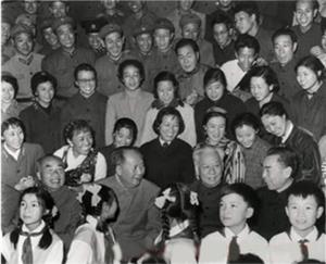 毛泽东、周恩来等接见大型史诗《东方红》的演员
