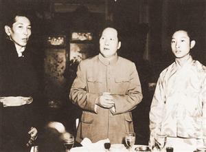 毛泽东与十世班禅（右）、阿沛·阿旺晋美（左）