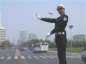 烈日下敬业工作的交警