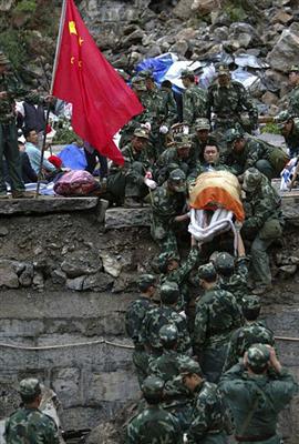 地震中救援的军人