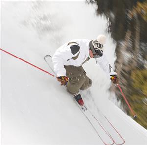 滑雪人沿山坡下滑的受力分析