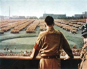 希特勒在纳粹党集会上发表演说