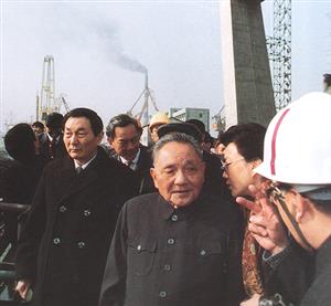 邓小平参观上海南浦大桥工地